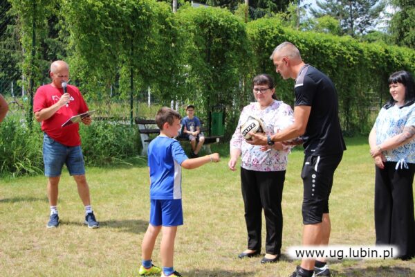 Pani Danuta Lodzińska wraz z córką wręczają nagrody dla zwycięzców
