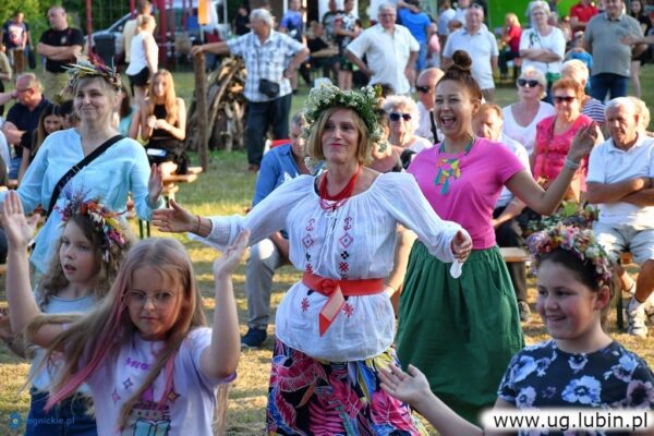 uczestnicy nocy świętojańskiej, panie z wiankami na głowie