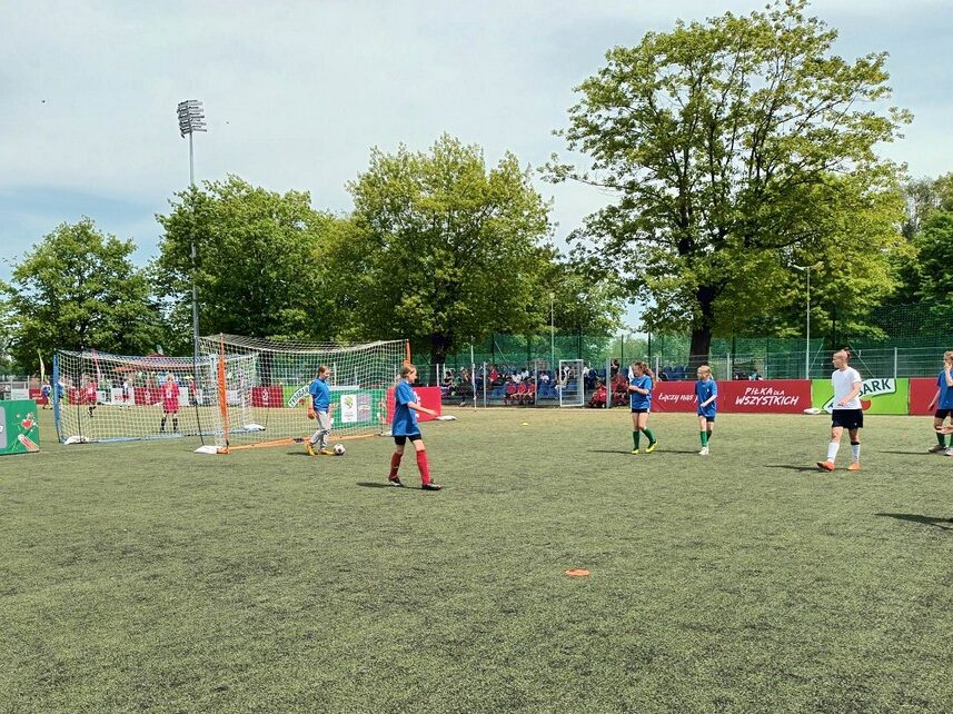 Drużyna dziewcząt z SP Szklary Górne w trakcie rozgrywania meczu turniejowego