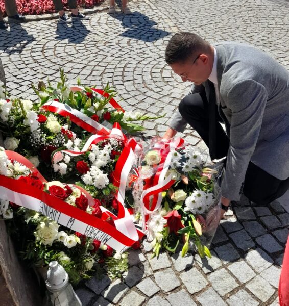 złożeniem kwiatów uczczono 80. rocznicę Rzezi Wołyńskiej.