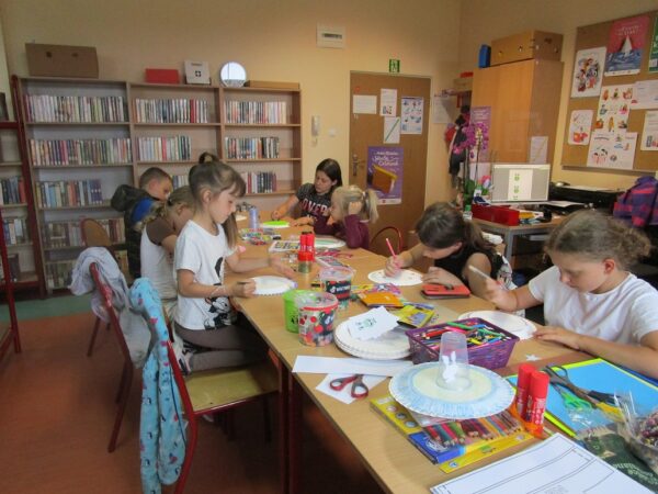 dzieci na zajęciach w bibliotece