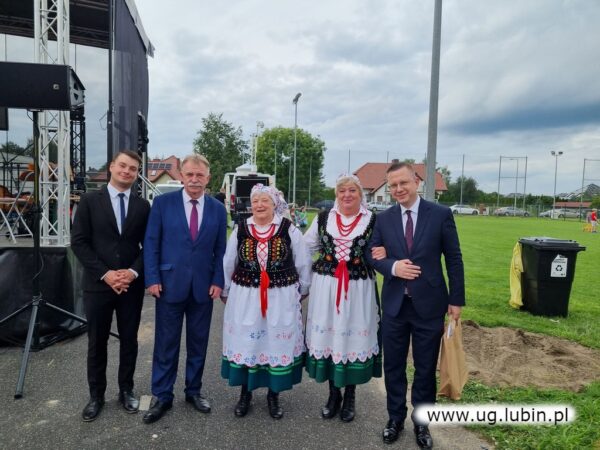 Pamiątkowe zdjecia na dożynkach w Oborze