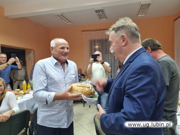 Przekazanie dożynkowego chleba w Wiercieniu