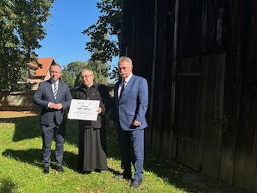 Przekazanie symbolicznego czeku
