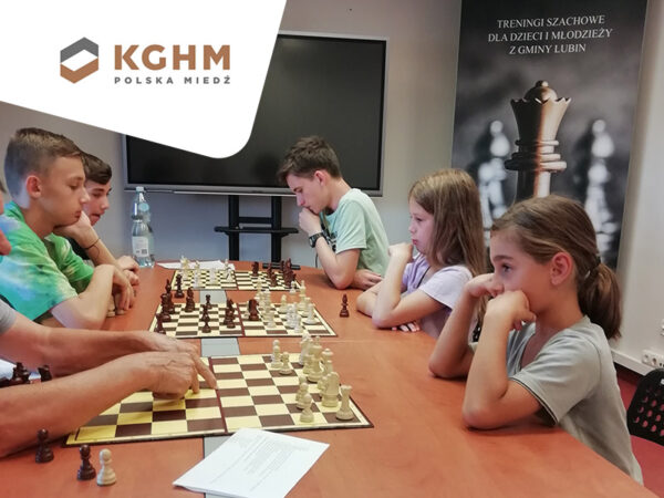 Gambit - zajęcia szchowe - dzieci podczas gry w szachy