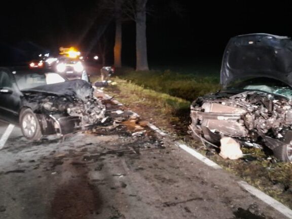 Czołowe zderzenie na DK 36.