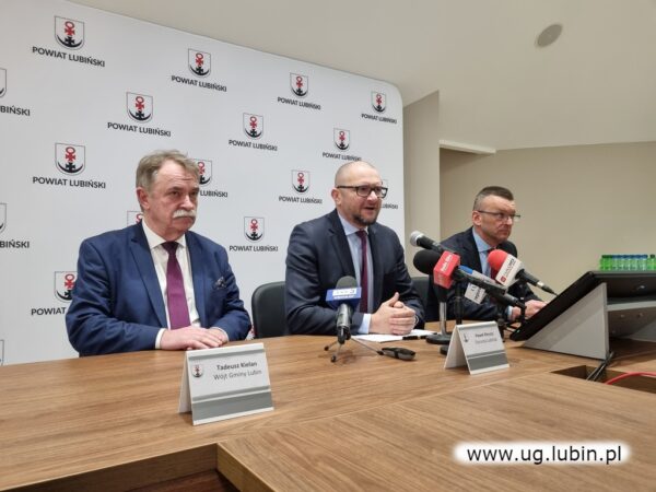 Władze powiatu lubińskiego zorganizowały konferencję prasową z udziałem wójta gminy Lubin, 