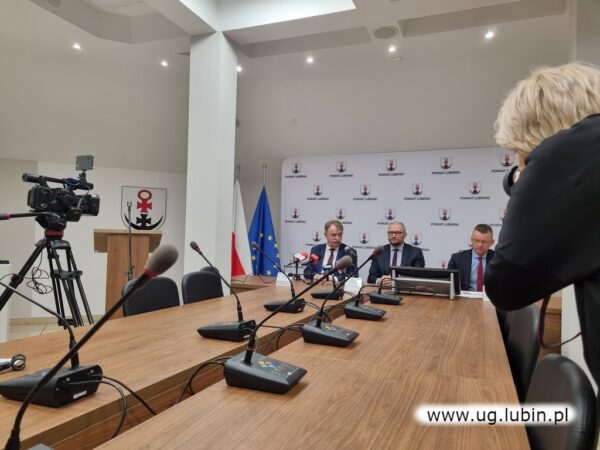 Władze powiatu lubińskiego zorganizowały konferencję prasową z udziałem wójta gminy Lubin, 