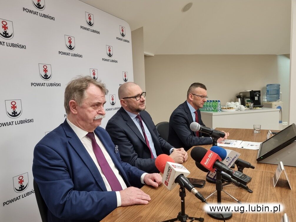 Władze powiatu lubińskiego zorganizowały konferencję prasową z udziałem wójta gminy Lubin,