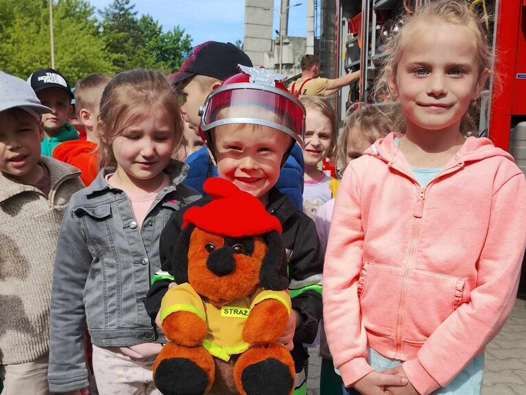 Druhowie opowiadali przedszkolakom o pracy strażaka