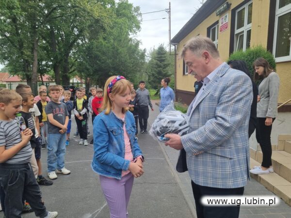 Wszyscy czwartoklasiści otrzymali kaski rowerowe