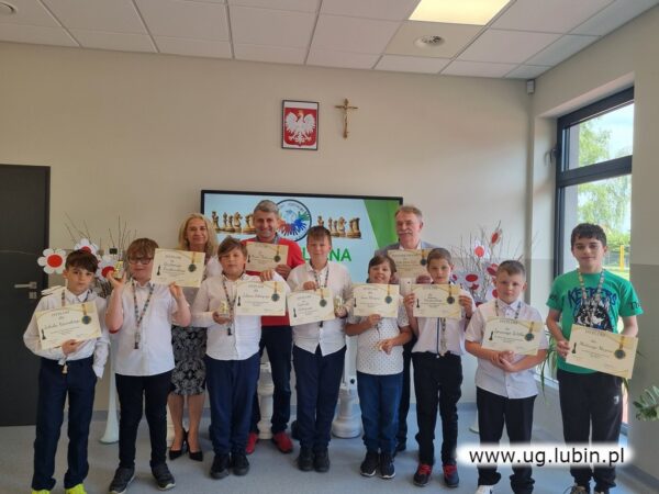 Szachowe symultany uczniów i nauczycieli z wójtem