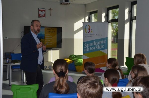 . Zajęcia poprowadził autor serii książek przygodowo-podróżniczych dla dzieci o przygodach nastoletniej Zuzi na trzech kontynentach – Przemysław Jakóbczyk.