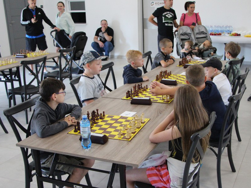 Gminny Turniej Szachowy Gambit - dzieci grające w szachy
