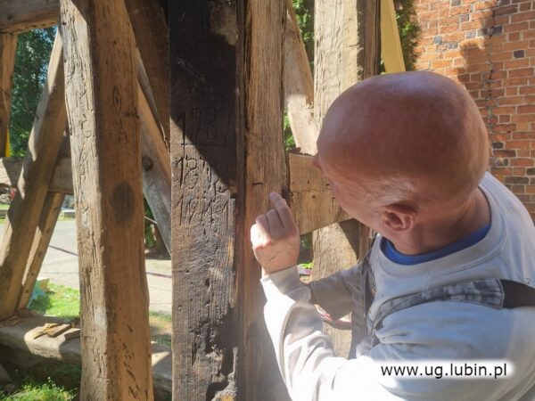 Trwa remont zabytkowej dzwonnicy w Siedlcach