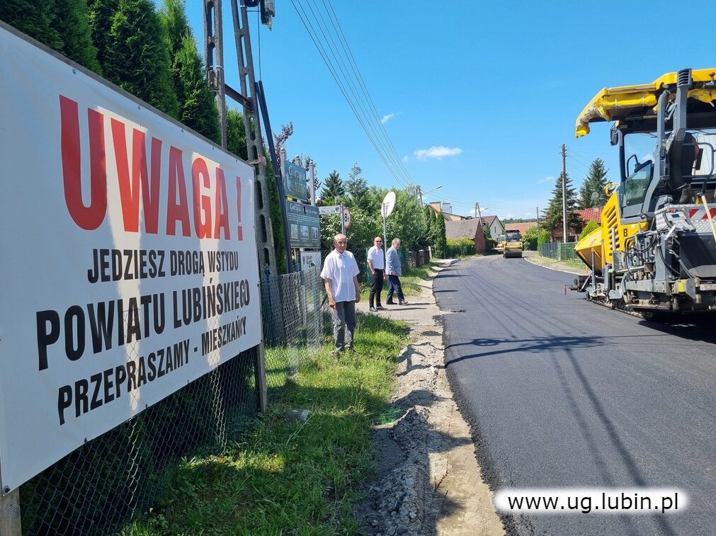 W Gorzycy trwa układanie nawierzchni na drodze powiatowej