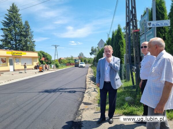 W Gorzycy trwa układanie nawierzchni na drodze powiatowej
