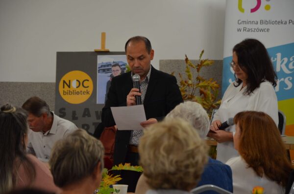 Sławek Gortych i warsztaty tkackie podczas Nocy Bibliotek