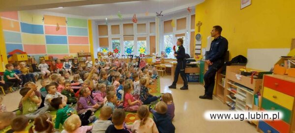 Bezpieczne przedszkolaki i nauka z policją