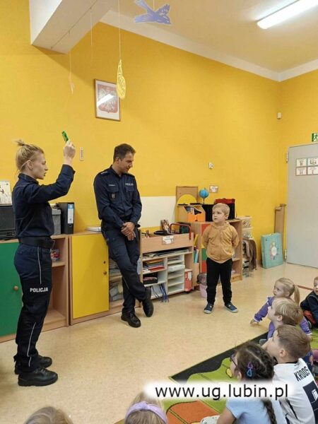 Bezpieczne przedszkolaki i nauka z policją