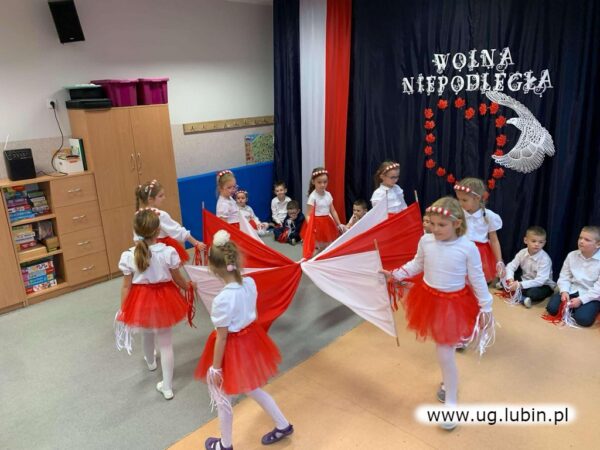 Najmłodsi patrioci w biało czerwonych barwach