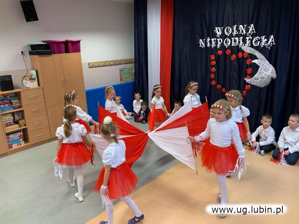 Najmłodsi patrioci w biało czerwonych barwach