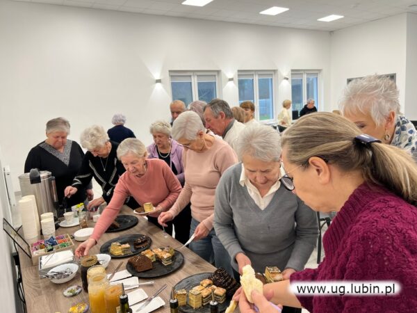 Seniorzy na warsztatach zdobienia pierników