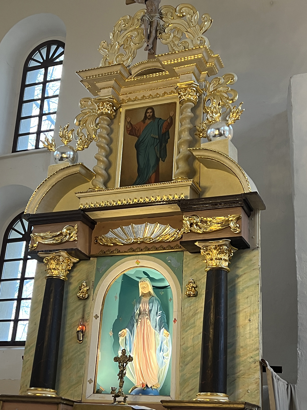 Prace konserwatorskie i restauratorskie ołtarza głównego w kościele filialnym pw. Niepokalanego Poczęcia NMP w Raszowej Prace konserwatorskie i restauratorskie ołtarza głównego w kościele filialnym pw. Niepokalanego Poczęcia NMP w Raszowej