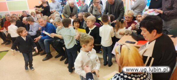 Przedszkolaki pokazały jak kochają babcie i dziadków