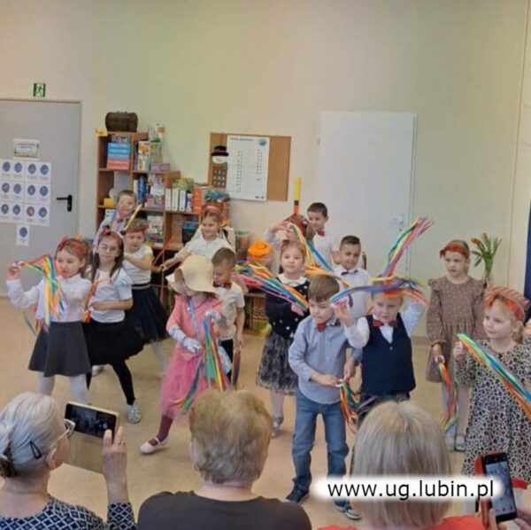 Przedszkolaki pokazały jak kochają babcie i dziadków