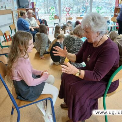 Dzieci i młodzież na spotkaniu z seniorami z Rady Seniorów Gminy Lubin