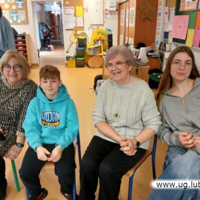 Dzieci i młodzież na spotkaniu z seniorami z Rady Seniorów Gminy Lubin