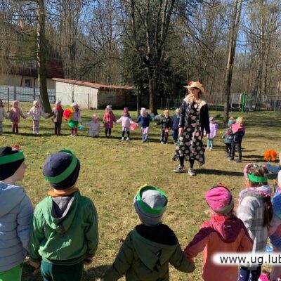Wiosna zawitała do przedszkola - dzieci witające pierwszy dzień wiosny