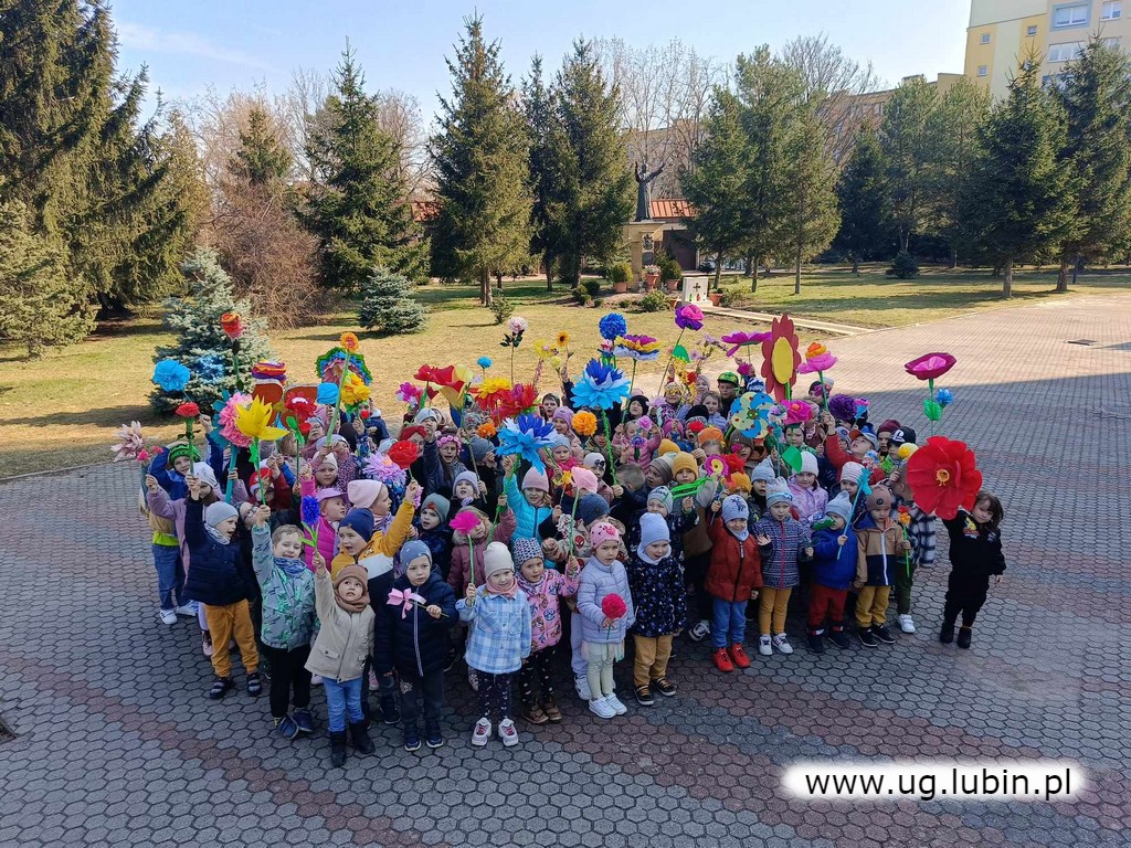 Wiosna zawitała do przedszkola - dzieci witające pierwszy dzień wiosny