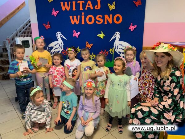 Wiosna zawitała do przedszkola - dzieci witające pierwszy dzień wiosny