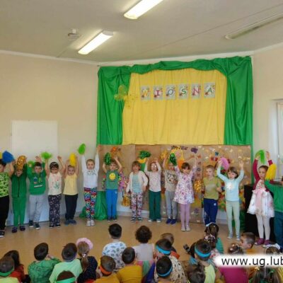 Wiosna zawitała do przedszkola - dzieci witające pierwszy dzień wiosny