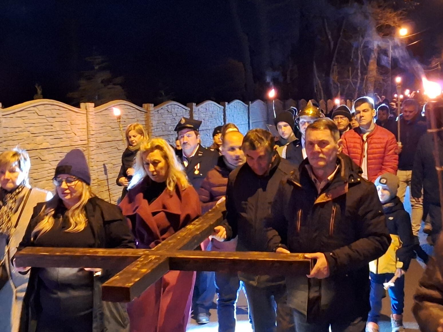 Wiara połączyła pokolenia w Drodze Krzyżowej