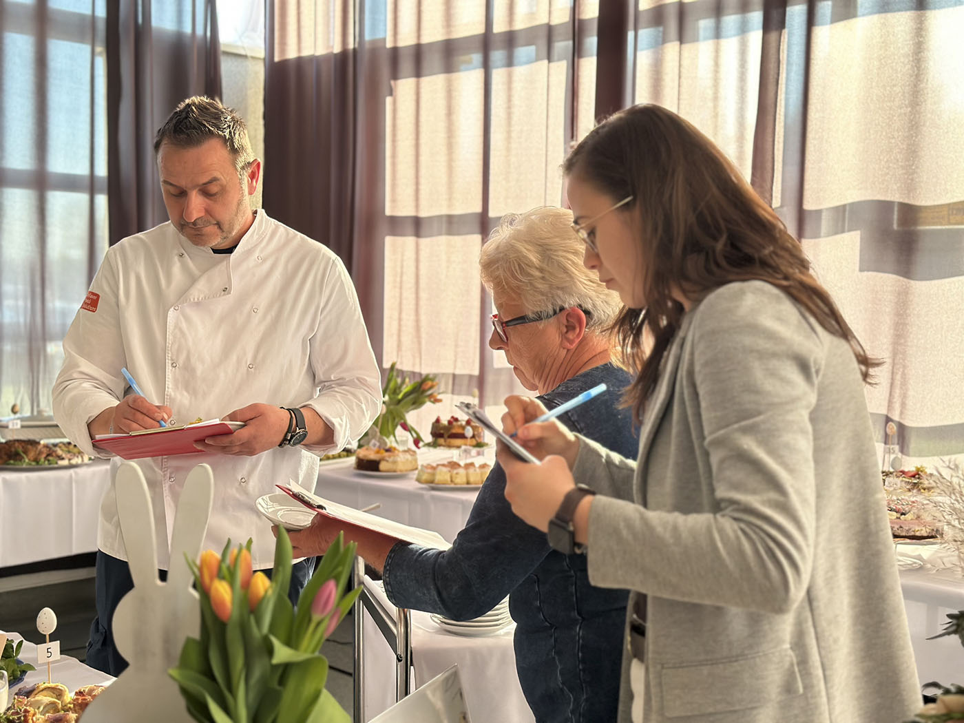Tradycje wielkanocne 2025. Jury oceniające potrawy świąteczne.