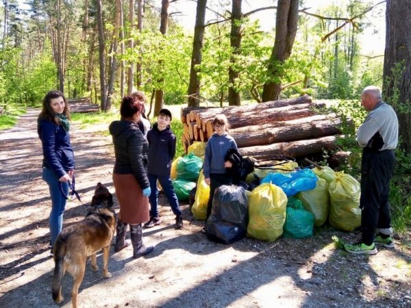 Mieszkańcy zalesia sprzątli okolicę 
