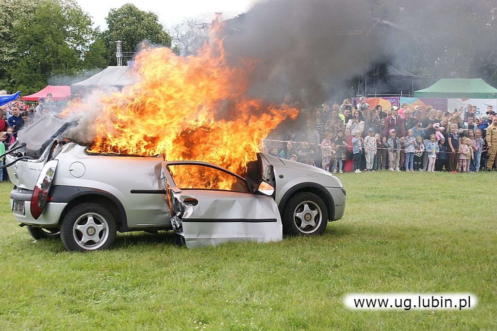 Powiatowy Festyn Strażacki gminy Lubin. Pokaz strażackich możliwości. Gaszenie pojazdu.