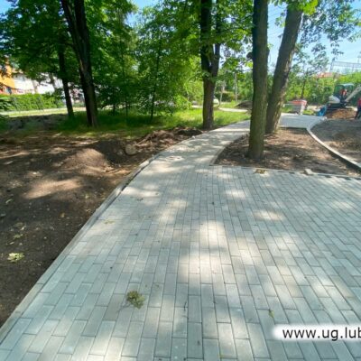 Prace budowlane przy inwestycji Park&Ride w Raszówce. Chodnik - kostka.