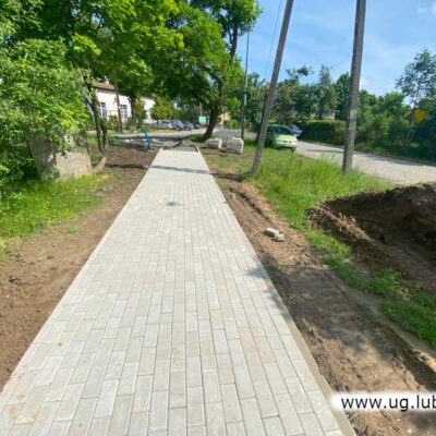 Prace budowlane przy inwestycji Park&Ride w Raszówce. Chodnik - kostka.