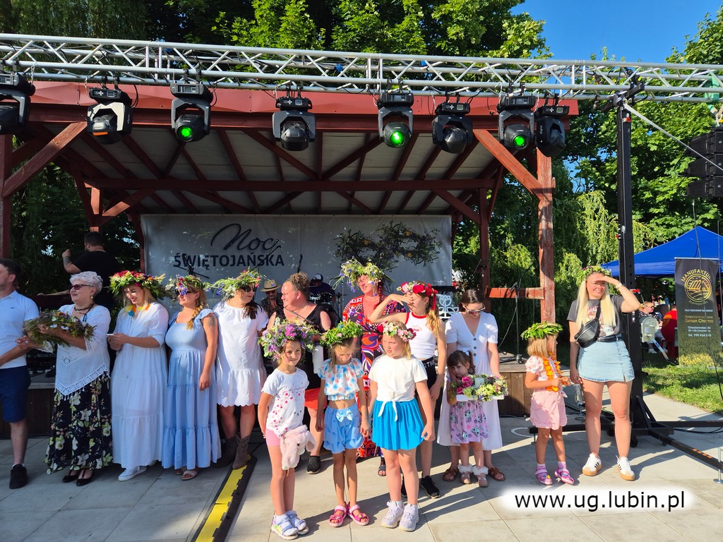 Noc Świętojańska w Bukownej. Laureaci konkursu pod sceną.