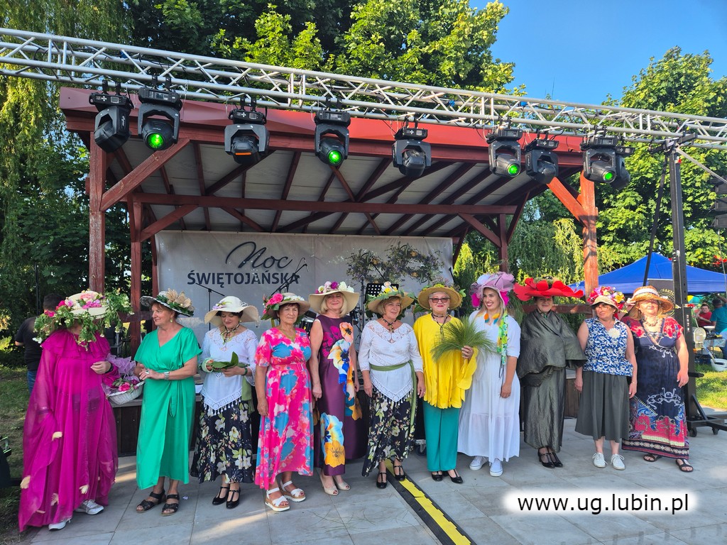 Noc Świętojańska w Bukownej. Laureaci konkursu pod sceną.