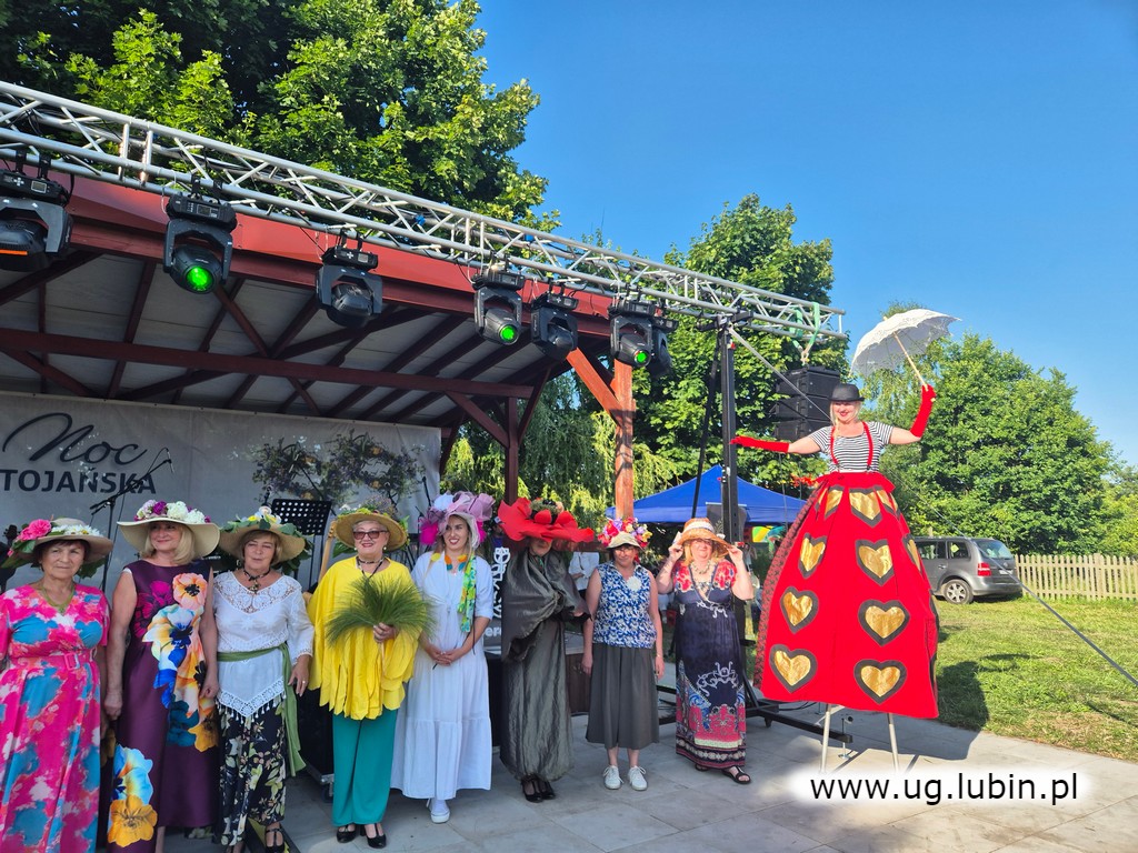 Noc Świętojańska w Bukownej. Przebrane kobiety stojące przed sceną.