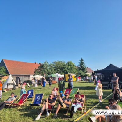 Noc Świętojańska w Bukownej. Wypoczynek mieszkańców na leżakach.