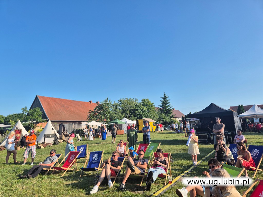 Noc Świętojańska w Bukownej. Wypoczynek mieszkańców na leżakach.