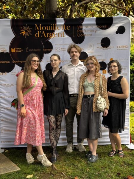 Od lewej: Maja Śliwka, Martyna Urbaniak, Szymon Sroka, Lidia Szargut i opiekunka koła dr inż. Iwona Majak .foto: arch. SKN Kollaps