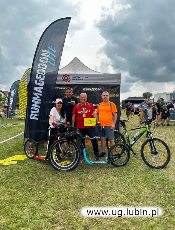 Gminny Rajd Rowerowy. Gmina Lubin. Uczestnicy rajdu z rowerami.