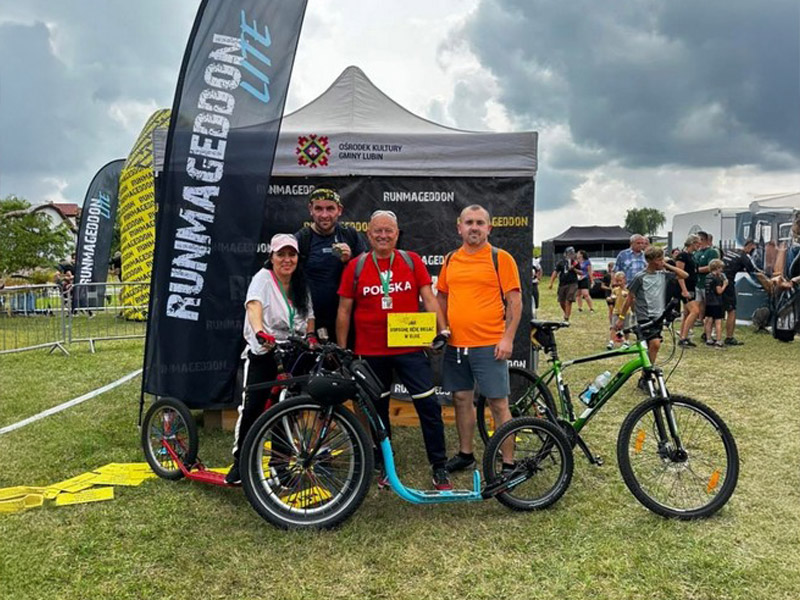 Gminny Rajd Rowerowy. Gmina Lubin. Uczestnicy rajdu z rowerami.